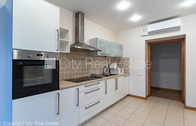 Фасадный дом, реновированный дом, закрытый двор, место для машины, вход с улицы и Рига - изображение 9