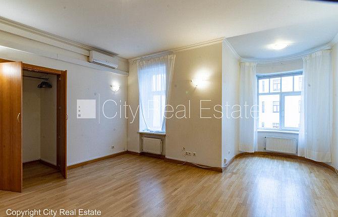 Фасадный дом, реновированный дом, закрытый двор, место для машины, вход с улицы и Рига - изображение 14