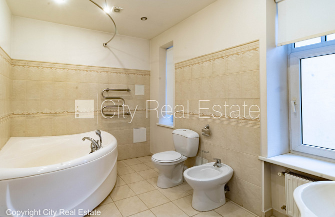 Фасадный дом, реновированный дом, закрытый двор, место для машины, вход с улицы и Рига - изображение 18