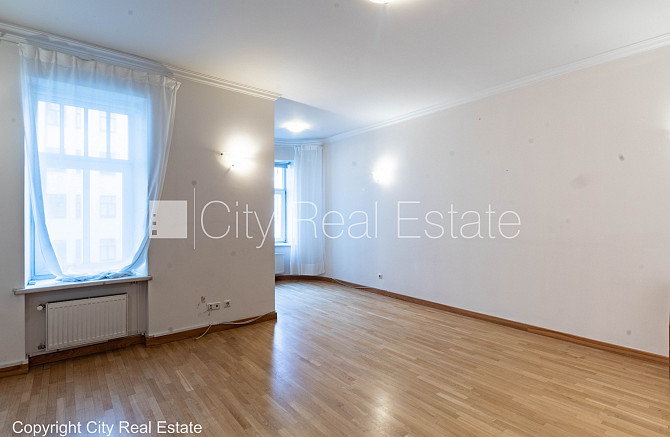 Фасадный дом, реновированный дом, закрытый двор, место для машины, вход с улицы и Рига - изображение 13