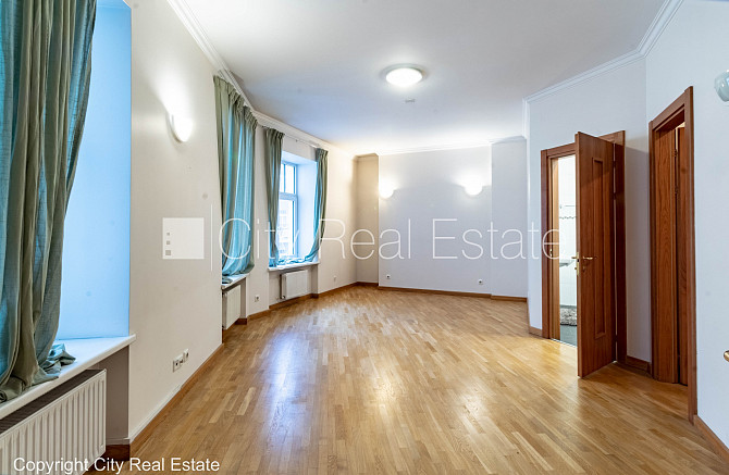 Фасадный дом, реновированный дом, закрытый двор, место для машины, вход с улицы и Рига - изображение 17