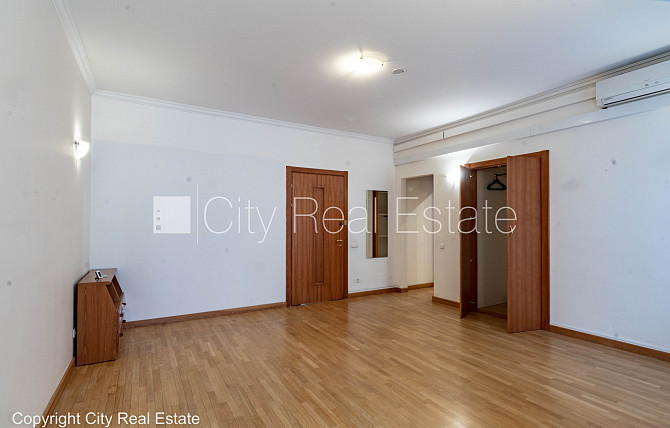 Фасадный дом, реновированный дом, закрытый двор, место для машины, вход с улицы и Рига - изображение 15