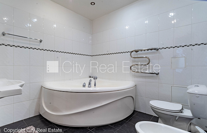 Фасадный дом, реновированный дом, закрытый двор, место для машины, вход с улицы и Рига - изображение 19