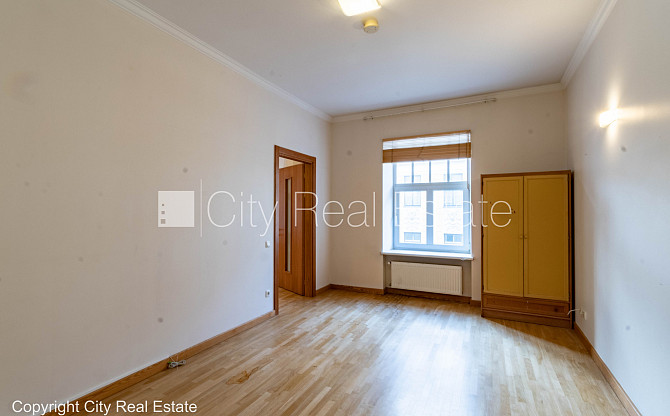 Фасадный дом, реновированный дом, закрытый двор, место для машины, вход с улицы и Рига - изображение 6