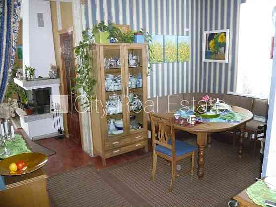 Благоустроенный озеленённый двор, подъездная дорога покрыта брущаткoй, Jelgava un novads