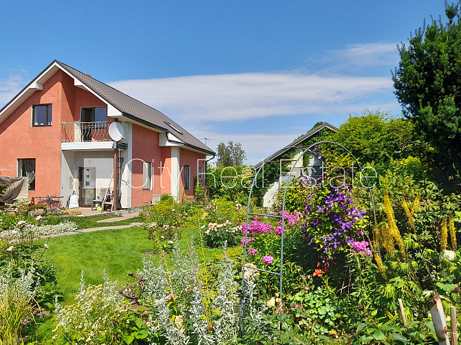 Labiekārtots apzaļumots pagalms, bruģēts piebraucamais ceļš, iežogota teritorija ar metāla Jelgava un novads - foto 1