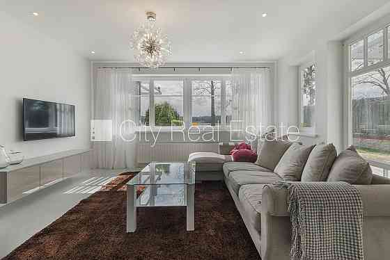 Новостройка, благоустроенный озеленённый двор, вход со двора, во дворе детская Rīga