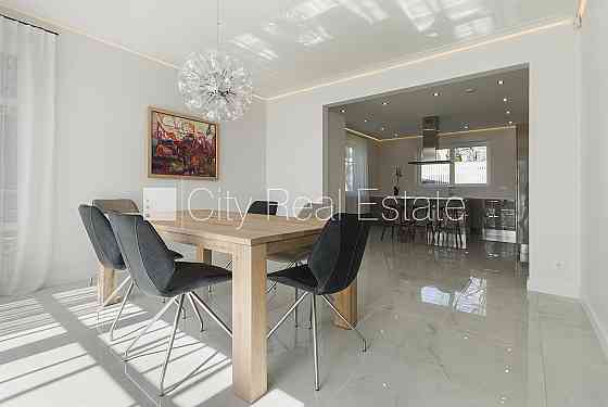 Новостройка, благоустроенный озеленённый двор, вход со двора, во дворе детская Rīga