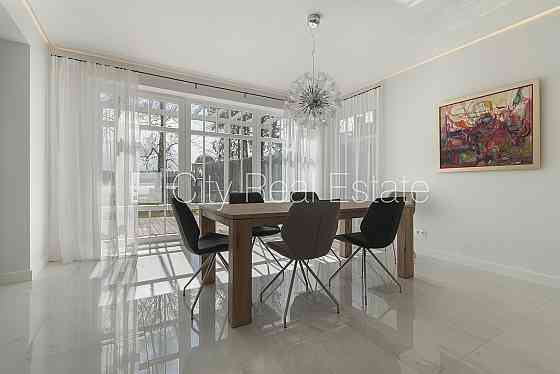 Новостройка, благоустроенный озеленённый двор, вход со двора, во дворе детская Rīga