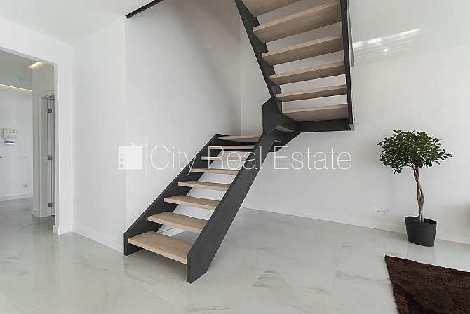 Jaunceltne, labiekārtots apzaļumots pagalms, ieeja no pagalma, pagalmā bērnu spēļu laukums, Rīga - foto 15