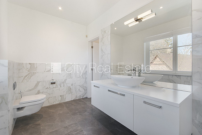 Jaunceltne, labiekārtots apzaļumots pagalms, ieeja no pagalma, pagalmā bērnu spēļu laukums, Rīga - foto 11