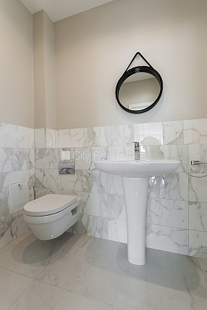 Jaunceltne, labiekārtots apzaļumots pagalms, ieeja no pagalma, pagalmā bērnu spēļu laukums, Rīga - foto 17