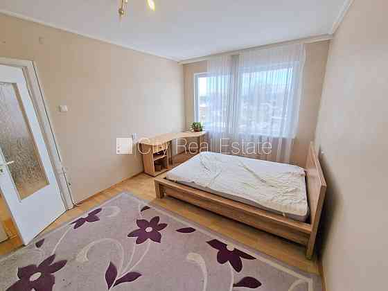 Здание во дворе, благоустроенная озеленённая территория, вход со двора, лоджия, Рига