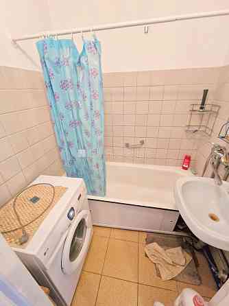 Здание во дворе, благоустроенная озеленённая территория, вход со двора, лоджия, Рига