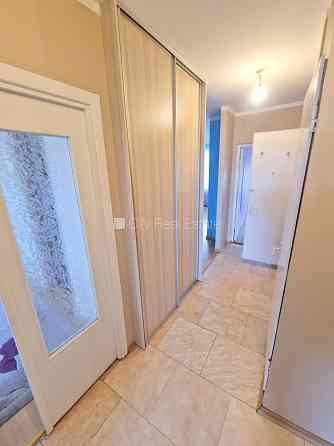 Здание во дворе, благоустроенная озеленённая территория, вход со двора, лоджия, Рига