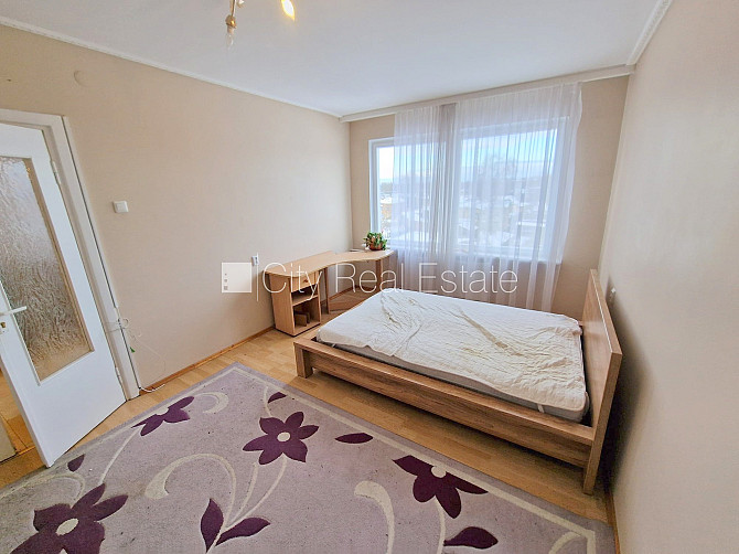 Pagalma ēka, labiekārtota apzaļumota teritorija, ieeja no pagalma, lodžija, logi vērsti mājas Rīga - foto 2