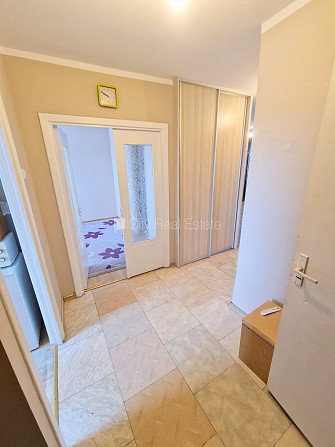 Pagalma ēka, labiekārtota apzaļumota teritorija, ieeja no pagalma, lodžija, logi vērsti mājas Rīga - foto 16