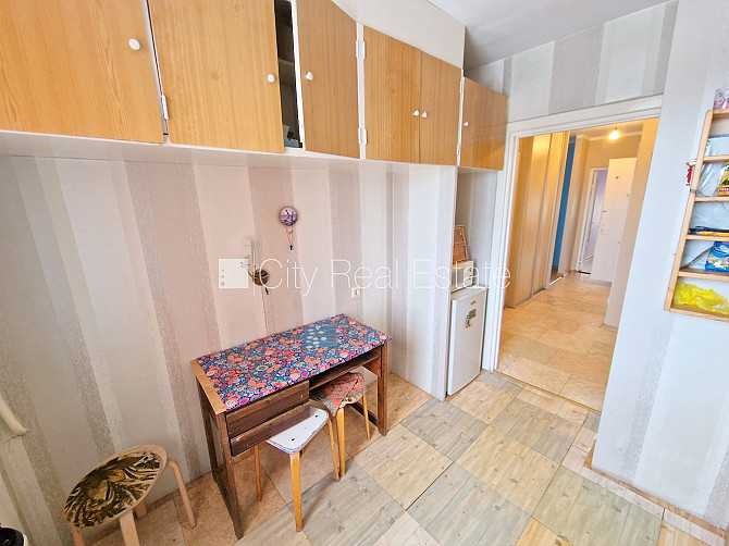 Pagalma ēka, labiekārtota apzaļumota teritorija, ieeja no pagalma, lodžija, logi vērsti mājas Rīga - foto 13