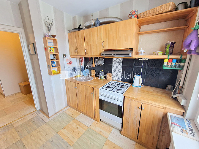 Pagalma ēka, labiekārtota apzaļumota teritorija, ieeja no pagalma, lodžija, logi vērsti mājas Rīga - foto 11