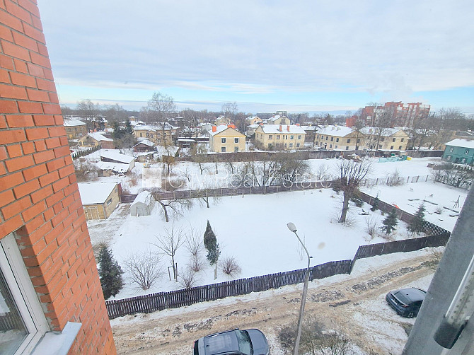 Pagalma ēka, labiekārtota apzaļumota teritorija, ieeja no pagalma, lodžija, logi vērsti mājas Rīga - foto 17