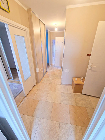 Pagalma ēka, labiekārtota apzaļumota teritorija, ieeja no pagalma, lodžija, logi vērsti mājas Rīga - foto 12