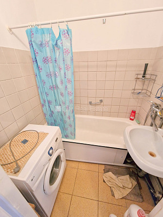 Pagalma ēka, labiekārtota apzaļumota teritorija, ieeja no pagalma, lodžija, logi vērsti mājas Rīga - foto 3