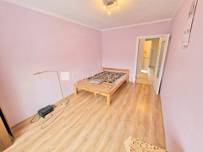 Pagalma ēka, labiekārtota apzaļumota teritorija, ieeja no pagalma, lodžija, logi vērsti mājas Rīga - foto 7