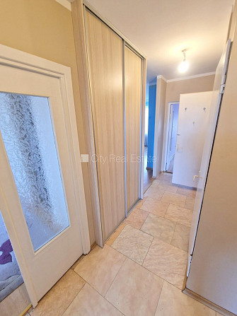 Pagalma ēka, labiekārtota apzaļumota teritorija, ieeja no pagalma, lodžija, logi vērsti mājas Rīga - foto 6