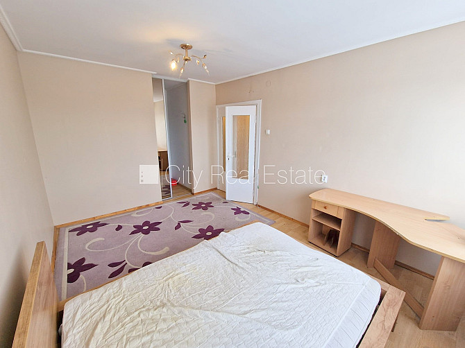 Pagalma ēka, labiekārtota apzaļumota teritorija, ieeja no pagalma, lodžija, logi vērsti mājas Rīga - foto 20