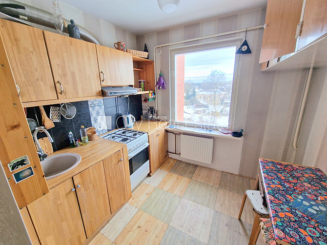 Pagalma ēka, labiekārtota apzaļumota teritorija, ieeja no pagalma, lodžija, logi vērsti mājas Rīga - foto 1