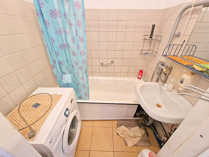 Pagalma ēka, labiekārtota apzaļumota teritorija, ieeja no pagalma, lodžija, logi vērsti mājas Rīga - foto 19