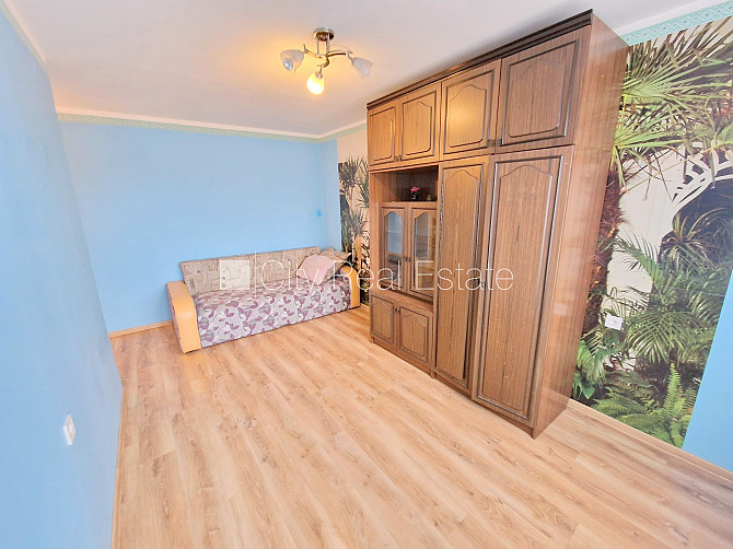 Pagalma ēka, labiekārtota apzaļumota teritorija, ieeja no pagalma, lodžija, logi vērsti mājas Rīga - foto 10