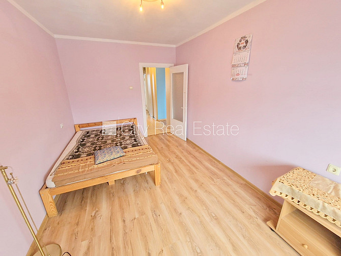 Pagalma ēka, labiekārtota apzaļumota teritorija, ieeja no pagalma, lodžija, logi vērsti mājas Rīga - foto 4