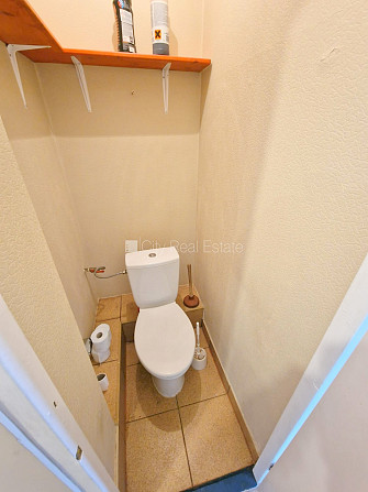 Pagalma ēka, labiekārtota apzaļumota teritorija, ieeja no pagalma, lodžija, logi vērsti mājas Rīga - foto 15