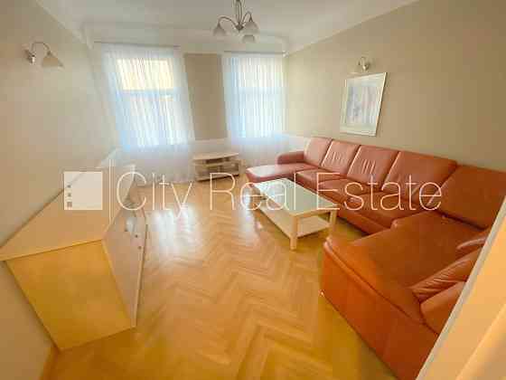 Дом во дворе, реновированный дом, благоустроенный озеленённый двор, закрытый Рига