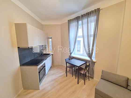 Фасадный дом, реновированный дом, закрытая территория, вход с улицы и со двора, Rīga