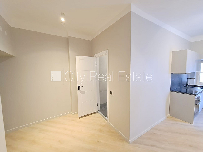 Fasādes māja, renovēta māja, slēgta teritorija, ieeja no ielas un pagalma, ir lifts, kāpņu Rīga - foto 12