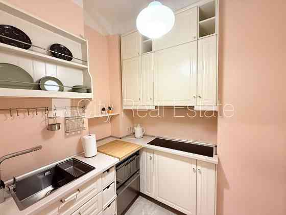 Дом во дворе, реновированный дом, благоустроенная озеленённая территория, Рига