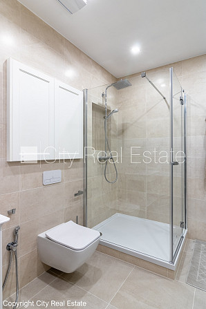 Дом во дворе, закрытый двор, объект охраняет физическая охрана, вход со двора, во Рига - изображение 20