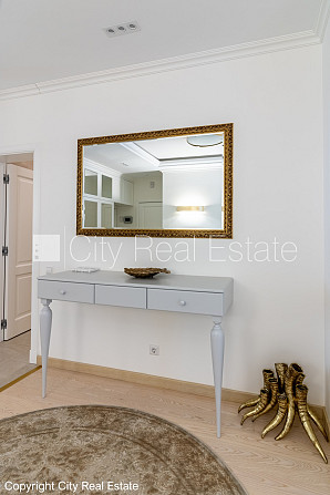 Дом во дворе, закрытый двор, объект охраняет физическая охрана, вход со двора, во Рига - изображение 9