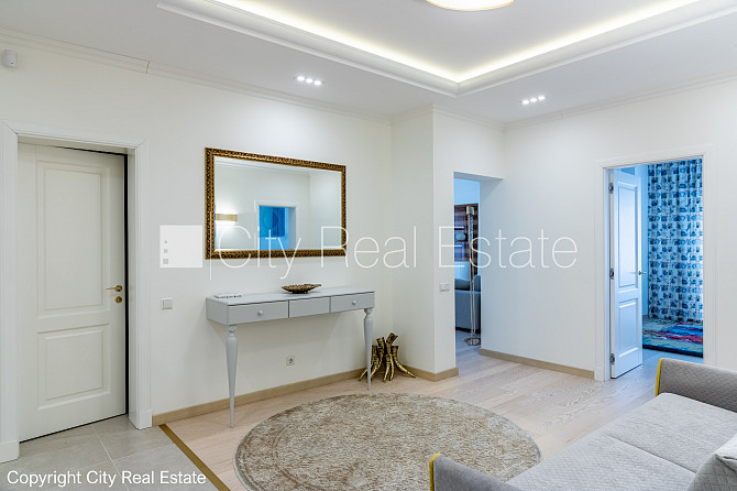 Дом во дворе, закрытый двор, объект охраняет физическая охрана, вход со двора, во Рига - изображение 10