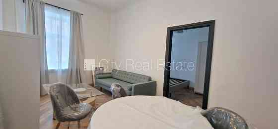 Фасадный дом, реновированный дом, фасад с декоративной штукатуркой, закрытый Рига