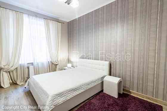 Новостройка, фасадный дом, благоустроенный озеленённый двор, территория Рига