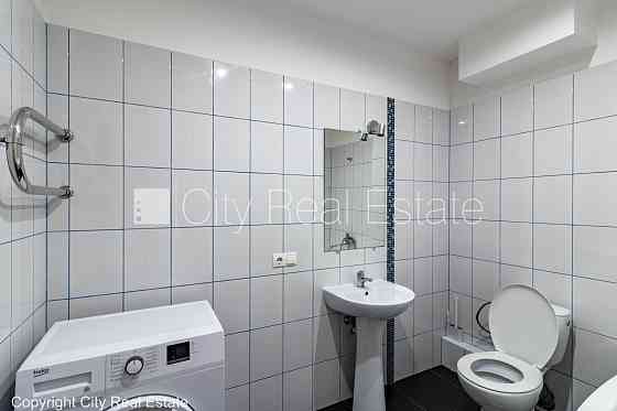 Новостройка, благоустроенный озеленённый двор, вход с улицы, лифт, лестничная Рига