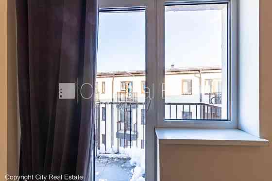 Новостройка, благоустроенный озеленённый двор, вход с улицы, лифт, лестничная Рига