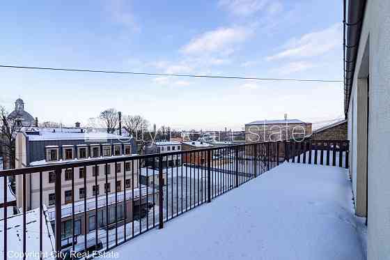 Новостройка, благоустроенный озеленённый двор, вход с улицы, лифт, лестничная Рига