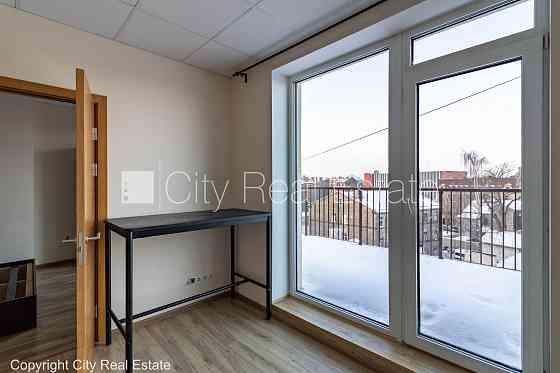 Новостройка, благоустроенный озеленённый двор, вход с улицы, лифт, лестничная Рига