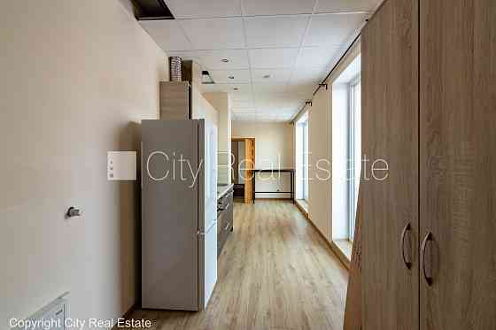 Новостройка, благоустроенный озеленённый двор, вход с улицы, лифт, лестничная Рига