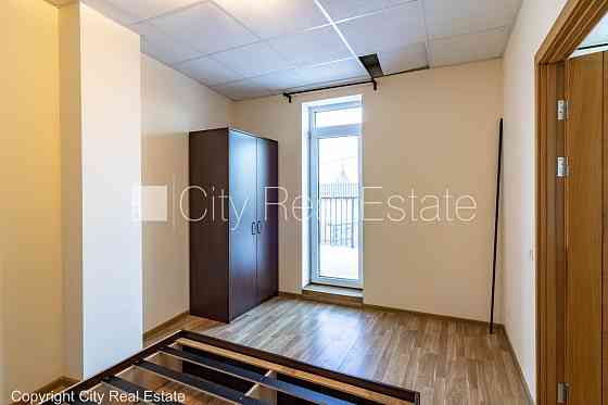 Новостройка, благоустроенный озеленённый двор, вход с улицы, лифт, лестничная Рига