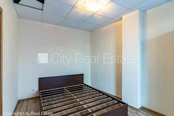 Новостройка, благоустроенный озеленённый двор, вход с улицы, лифт, лестничная Рига